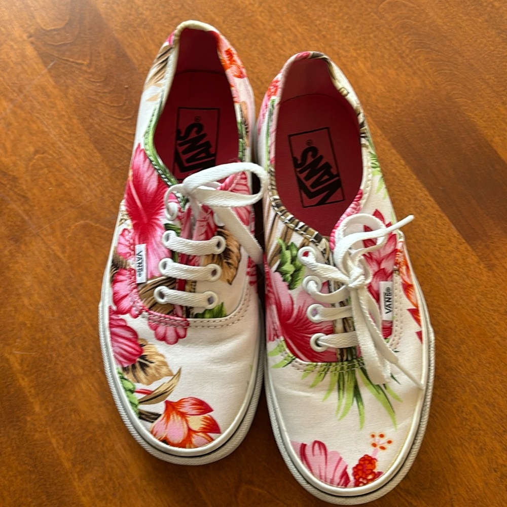Vans Hawaiian Floral lace up sneakers. Size 6.